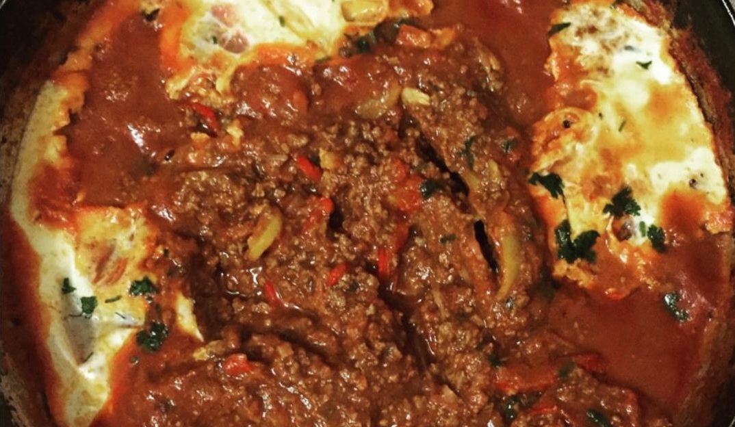 Especial (Feita com 4 ovos, carne moída em molho vermelho e muçarela)